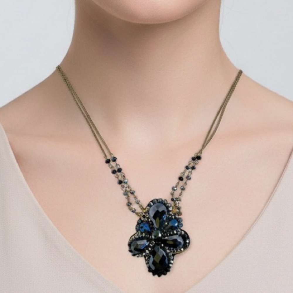Nwot Blue Crystal Flower Pendant Necklace